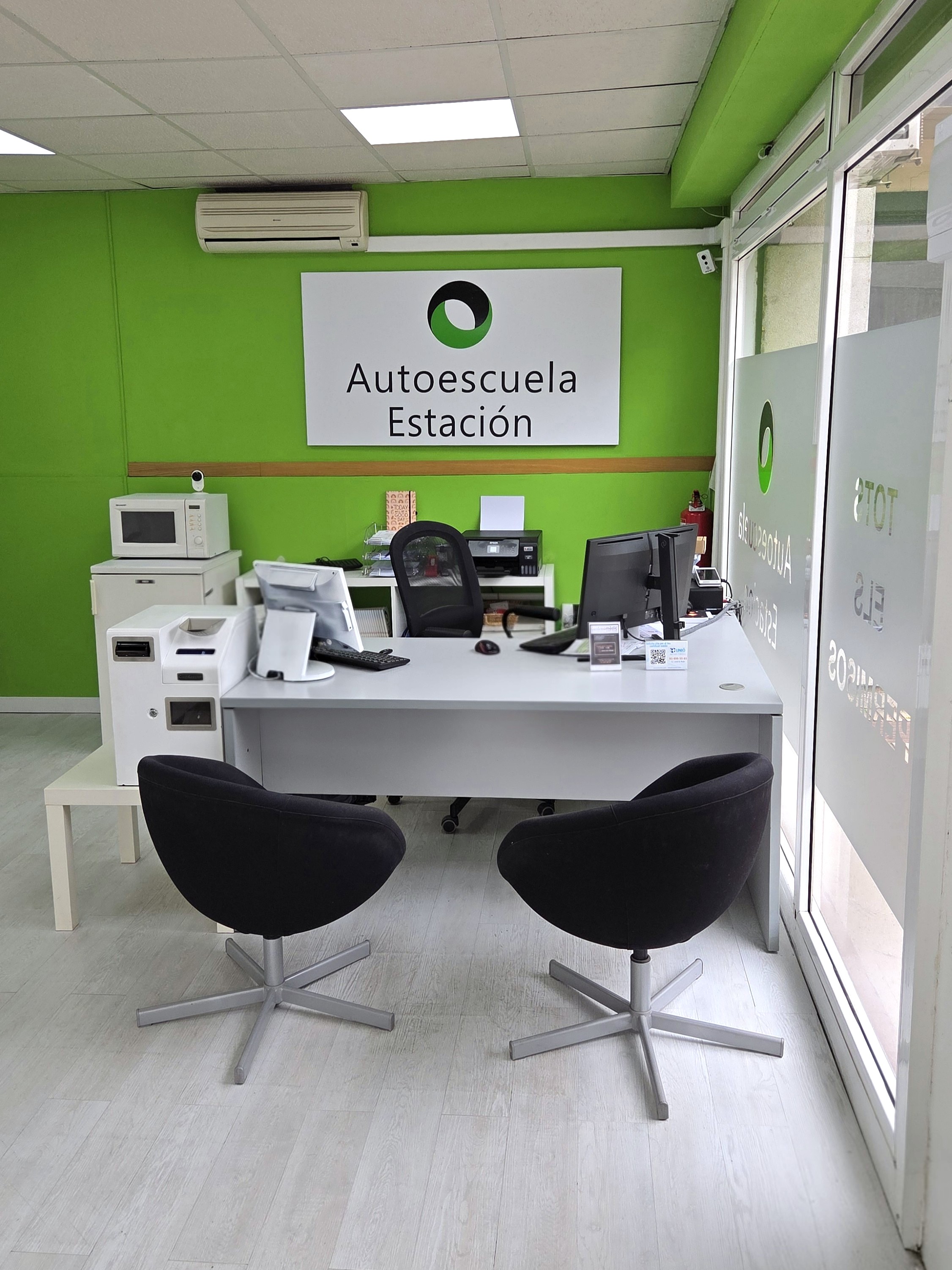 Zona de recepción de la autoescuela